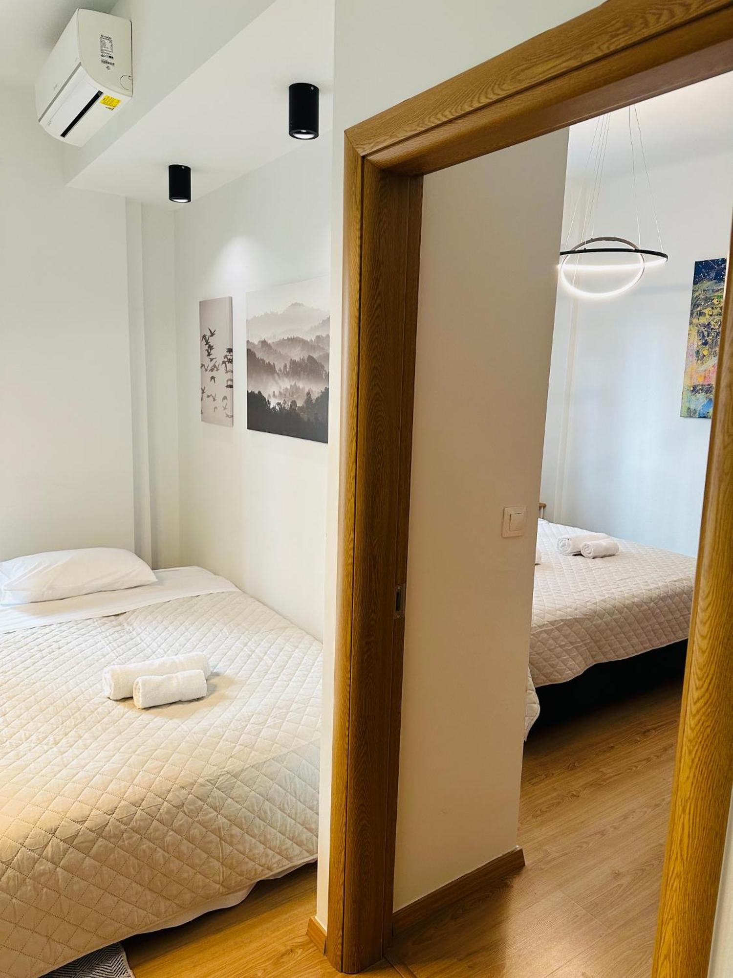 Aristotelous Square N.4 *